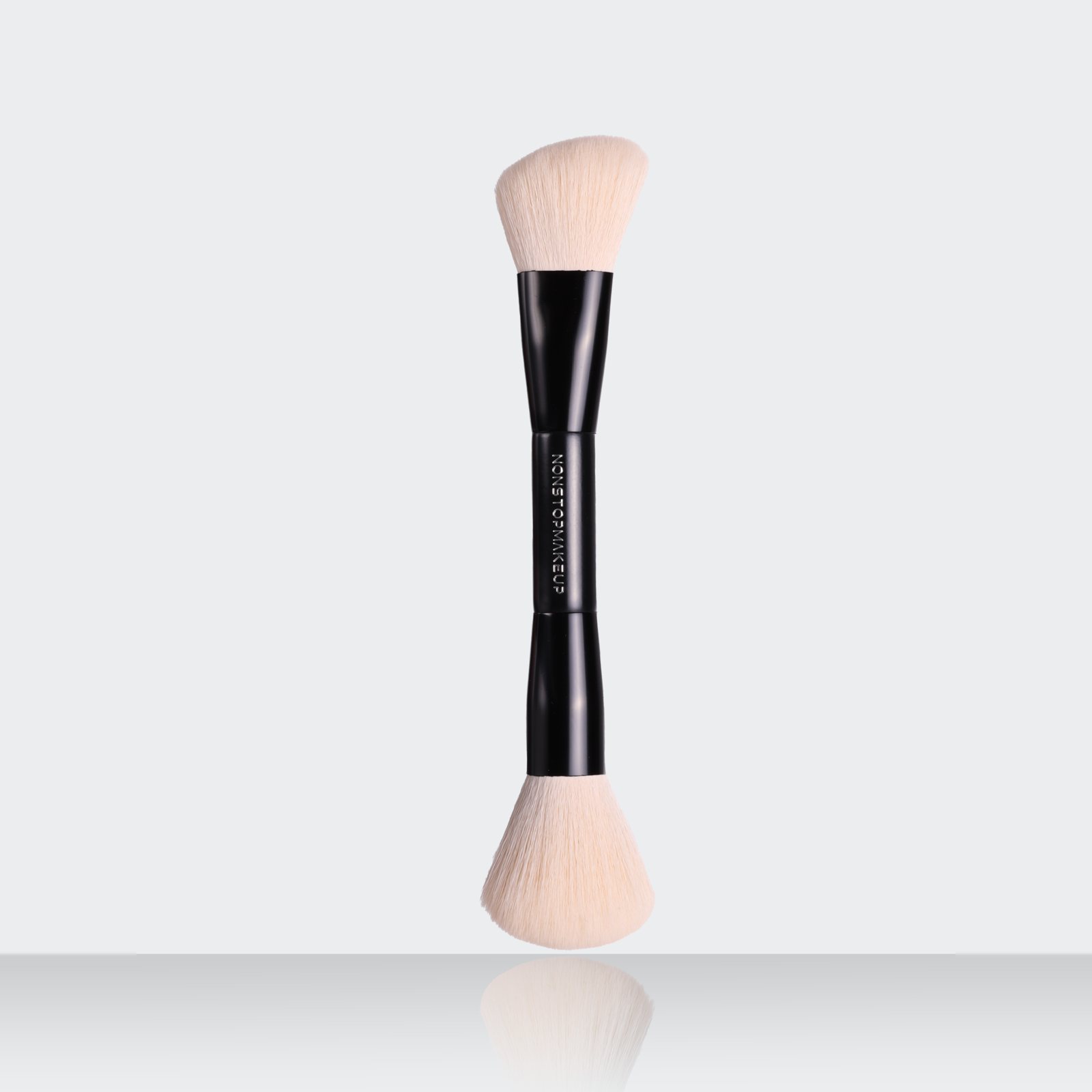 Двусторонняя кисть для румян и контуринга Sculpt & Glow